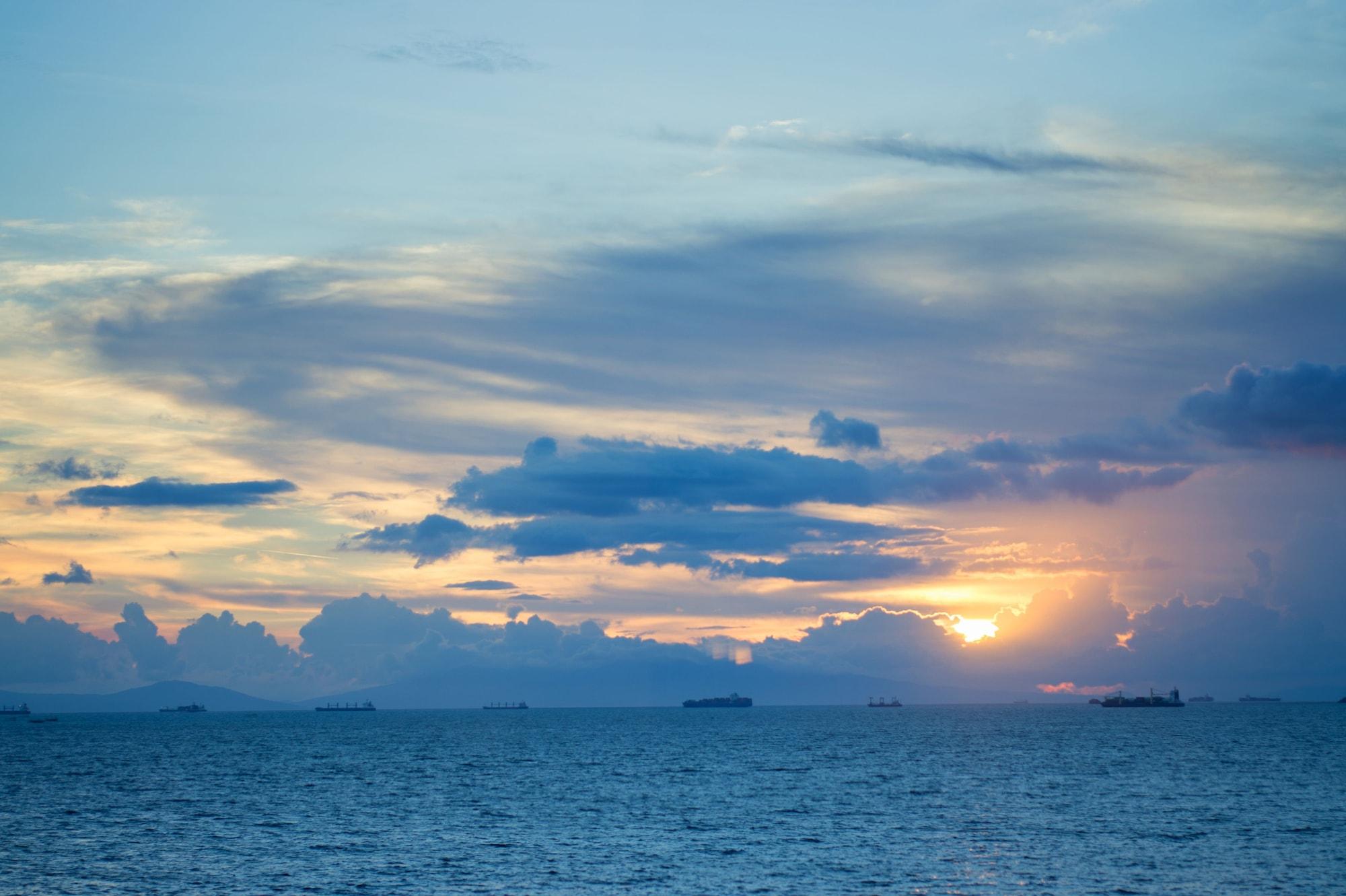 Hotel Conrad Manila Pasay Exterior foto Sunset over the South China Sea