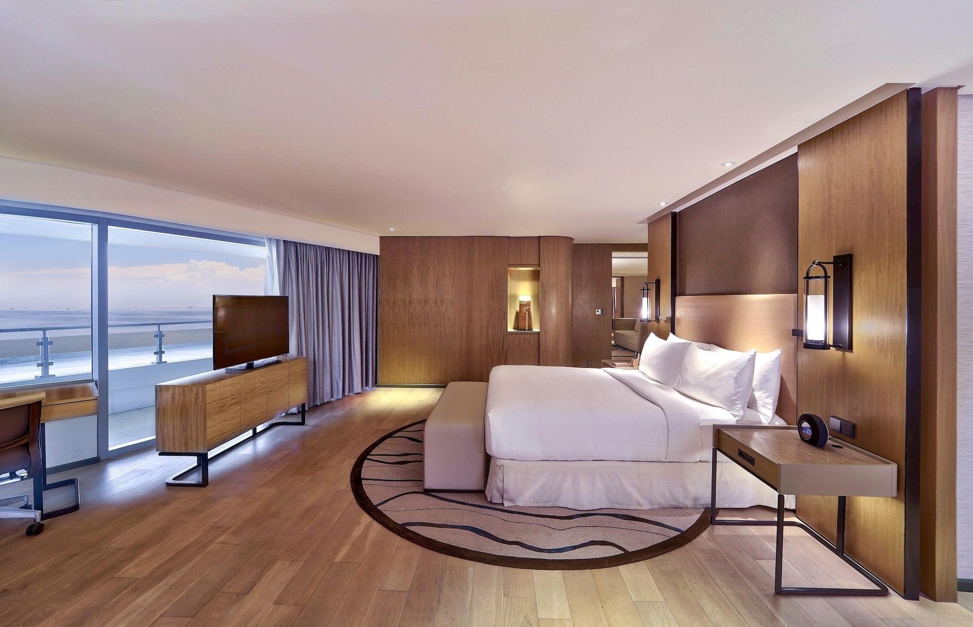 Hotel Conrad Manila Pasay Exterior foto A bedroom at the hotel