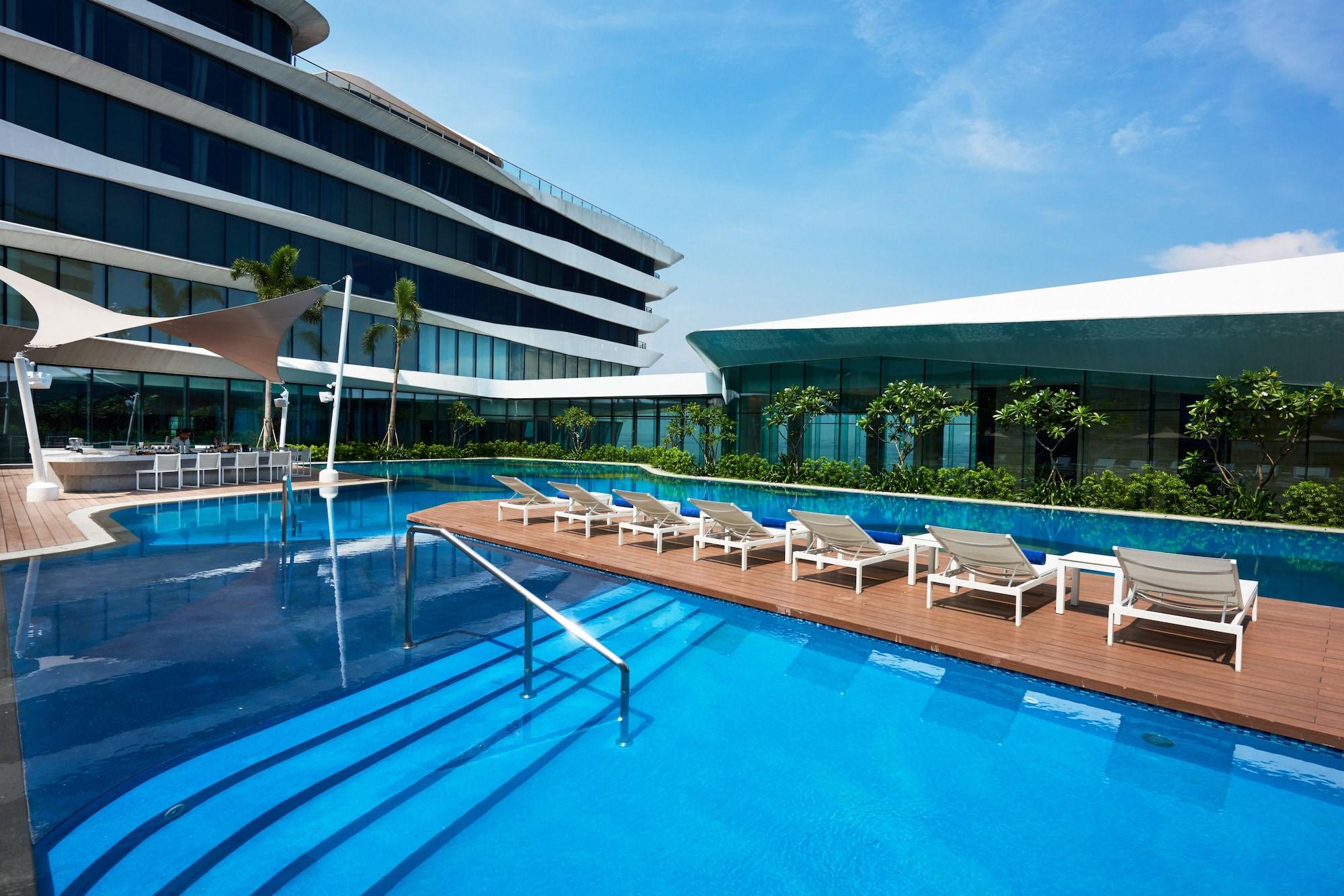 Hotel Conrad Manila Pasay Exterior foto The swimming pool at the hotel
