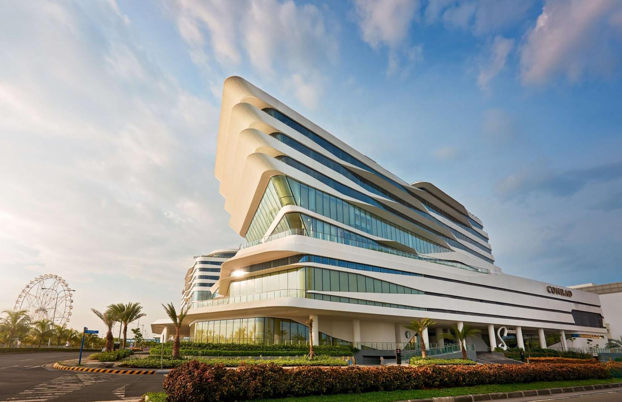 Hotel Conrad Manila Pasay Exterior foto The new building of the National University Hospital
