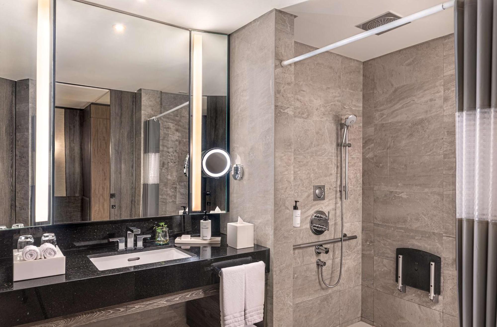 Hotel Conrad Manila Pasay Exterior foto Bathroom