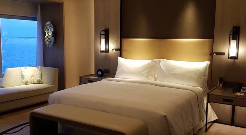 Hotel Conrad Manila Pasay Exterior foto A bedroom at the hotel