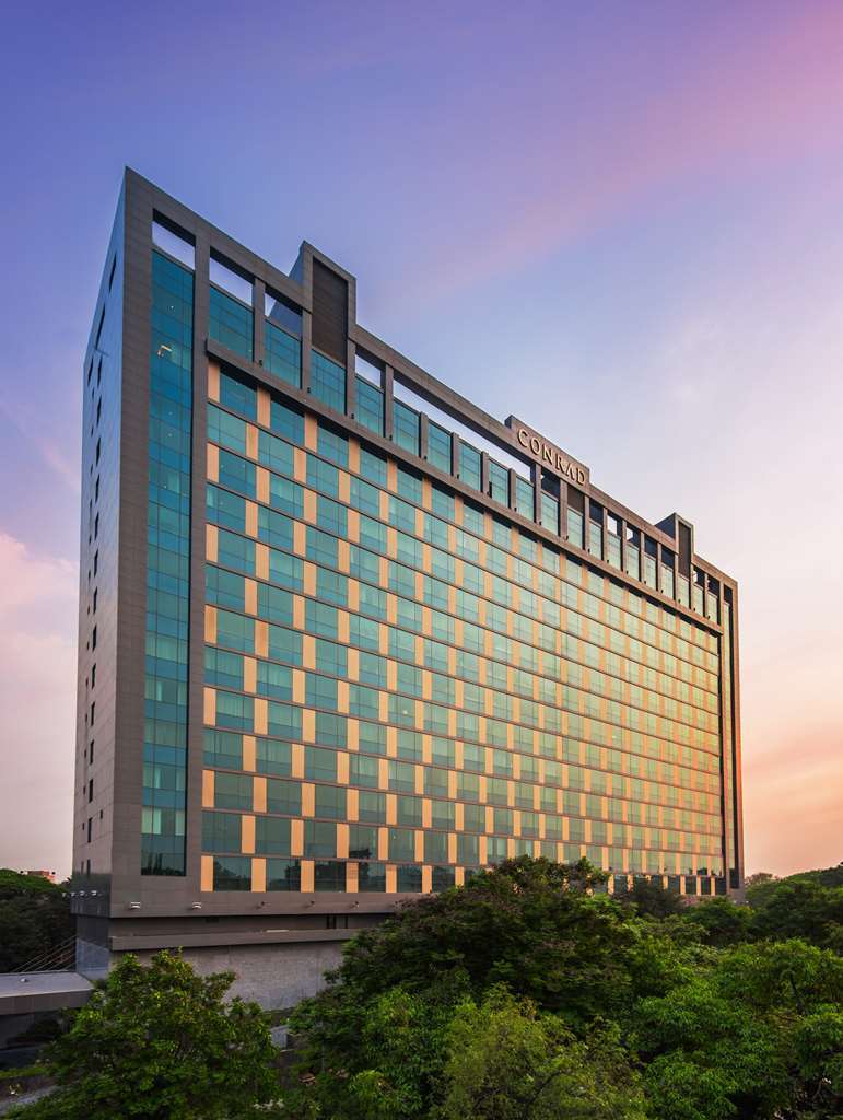 Hotel Conrad Manila Pasay Exterior foto The hotel in 2016